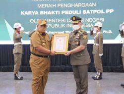 Mendagri Beri Penghargaan Karya Bhakti Peduli Satpol PP Pada Gubernur Lampung