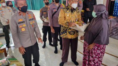 Wakapolda Lampung Beri Bantuan Beras dan Migor Ke Peserta Vaksinasi di Tuba