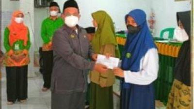 Kemenag Tulangbawang Barat Serahkan Beasiswa Berprestasi dari Baznas
