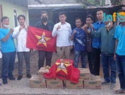 Kolaborasi KNPI Bandarlampung KAMMI dan LMND Berbagi Ratusan Minyak Goreng ke Warga Sukabumi
