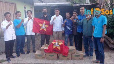 Kolaborasi KNPI Bandarlampung KAMMI dan LMND Berbagi Ratusan Minyak Goreng ke Warga Sukabumi