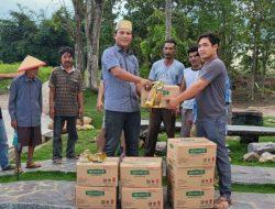 Ketua KNPI Iqbal Ardiansyah Terus Bergerak Bagikan Migor di Desa Jatimulyo Lamsel