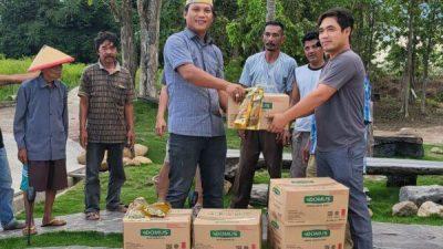 Ketua KNPI Iqbal Ardiansyah Terus Bergerak Bagikan Migor di Desa Jatimulyo Lamsel