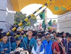 4.852 Mahasiswa Aksi Dicegat Kawat Berduri di Gerbang DPRD Lampung