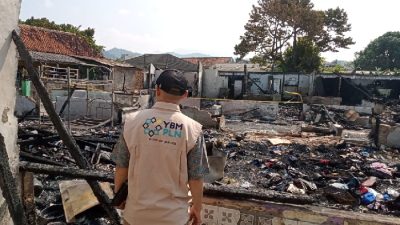 YBM PT PLN UPT Tanjungkarang Salurkan Bansos Korban Kebakaran di Kotakarang Bandarlampung