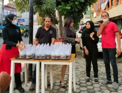 Jumat Berbagi, Teh Rini Pemilik Rii’s Kitchen Berikan Makanan Kepada Masyarakat