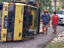 Muatan Keramik dan Semen, Truk Terguling di Tanjakan Ham Tebiu Lambar
