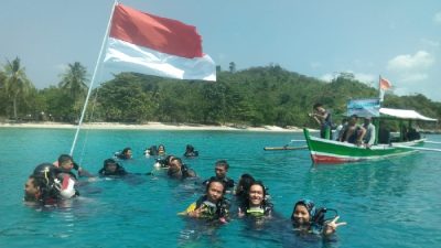 Meriahkan Hari kemerdekaan RI ke 77, Pencinta Selam Kibarkan Bendera di Dasar Laut Teluk Lampung