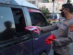 Kapolresta Bandarlampung Kompak Bersama Forkopimda Bagikan Bendera Merah Putih ke Warga