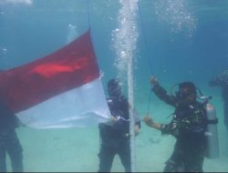 TNI AL Kibarkan 77 Sang Merah Putih di Lautan