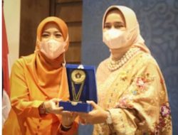 Riana Terima IKWI Award Tahun 2022 Sebagai Perempuan Inspiratif Bidang Sosial