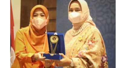 Riana Terima IKWI Award Tahun 2022 Sebagai Perempuan Inspiratif Bidang Sosial