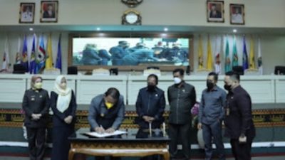 Arinal dan Ketua DPRD Lampung Tandatangani Raperda Pertanggungjawaban Pelaksanaan APBD Lampung