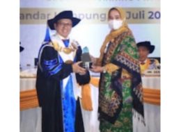 Riana Terima Penghargaan UBL Award Leader For Sustainable Development Pengembangan UMKM Pada Dies Natalis Emas UBL