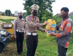 Sat Lantas Polres Lamtim Bagikan Sembako Ke Masyarakat