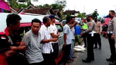 Polres Tanggamus Salurkan Bansos Bagi Sopir Angkutan Pedesaan