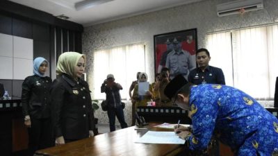 Pj Bupati Zaidirina Lantik 5 Pejabat Administrator Pemkab Tulangbawang Barat
