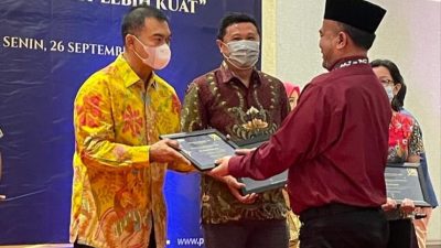 Penghargaan Wajib Pajak Teladan Diterima Rycko Menoza di Acara Tax Gathering