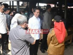 Presiden Jokowi Didampingi Walikota Eva Dwiana Bagikan BLT dan Sembako di Pasar Pasir Gintung