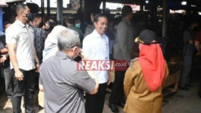 Presiden Jokowi Didampingi Walikota Eva Dwiana Bagikan BLT dan Sembako di Pasar Pasir Gintung