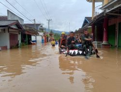 Gunakan Perahu Karet, Prajurit Batalyon Infanteri 7 Marinir Evakuasi Korban Banjir