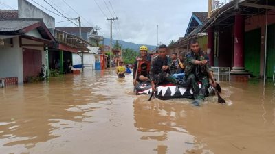 Gunakan Perahu Karet, Prajurit Batalyon Infanteri 7 Marinir Evakuasi Korban Banjir