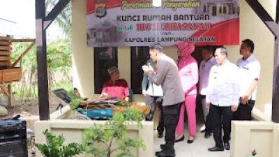 Kapolres Lampung Selatan Berikan Bantuan Rumah pada Warga Tak Mampu dan Sakit