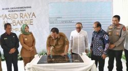 Groundbreaking Pembangunan Masjid Raya Al-Bakrie Lampung, Gubernur Arinal Djunaidi Tandatangani Prasasti