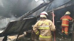 50 Personel Berjibaku, Pabrik Kerupuk di Bandar Lampung ‘Mutung’ Terbakar Api