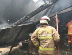 50 Personel Berjibaku, Pabrik Kerupuk di Bandar Lampung ‘Mutung’ Terbakar Api