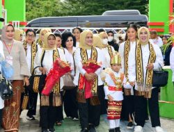 Ibu Negara Iriana Jokowi dan Anggota OASE KIM Demo CTPS dan Ikut Main Permainan Rakyat