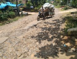 Jalan Desa Ulak Rengas Kabupaten Lampung Utara Rusak Parah, Warga Minta Segera Diperbaiki
