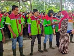 Walikota Eva Dwiana Bagikan Beras ke 722 Petugas Kebersihan Bandar Lampung