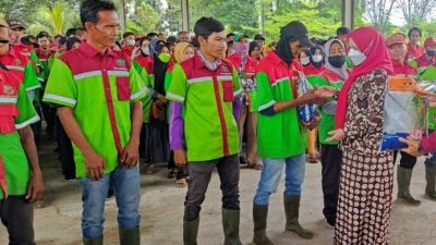 Walikota Eva Dwiana Bagikan Beras ke 722 Petugas Kebersihan Bandar Lampung