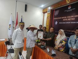 Ketua DPC Gerindra Kota Metro  dan 25 Bacaleg Daftar di KPU Kenakan Caping