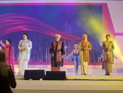 Ketua Dekranasda Provinsi Lampung Tampilkan Tapis pada Fashion Show HUT Dekranas ke-43