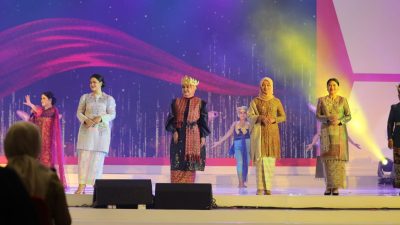 Ketua Dekranasda Provinsi Lampung Tampilkan Tapis pada Fashion Show HUT Dekranas ke-43