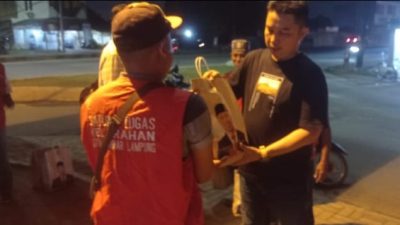 Anggota DPRD Lampung Bagikan Paket Sembako pada Linmas Bandarlampung