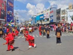 Masyarakat Saksikan Pawai Budaya yang Digelar Pemkot Bandar Lampung