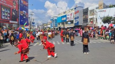 Masyarakat Saksikan Pawai Budaya yang Digelar Pemkot Bandar Lampung