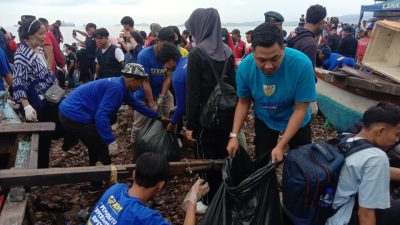 KNPI Lampung dan RPL Turut Berkolaborasi Bersama Masyarakat Bersih-Bersih Pantai