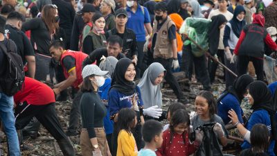 KNPI Provinsi Lampung dan RPL Berkolaborasi Bersama Masyarakat Bersih-Bersih Pantai