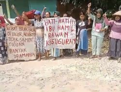 Terkesan Banyak Drama Pembangunan, Ibu-Ibu Desa Karangsari Lamsel Protes Jalan 300 Meter Senilai 400 Juta