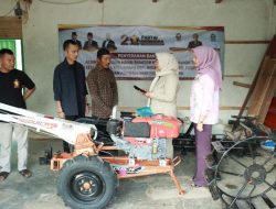 Anggota DPRD Provinsi Lampung Elly Wahyuni Salurkan Bantuan Traktor Tangan