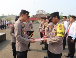 Polres Metro Beri Penghargaan pada Satker dan Personil yang Berprestasi