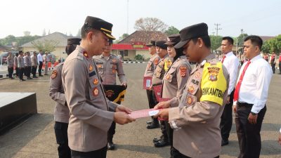 Polres Metro Beri Penghargaan pada Satker dan Personil yang Berprestasi