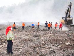 Guna Memastikan Tidak Ada Lagi Api Yang Menyala, Walikota Bandar Lampung Eva Dwiana Menyaksikan Langsung Proses Pemadaman di TPA Bakung