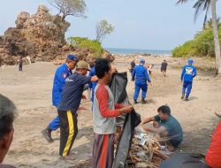 Kolaborasi Satpolairud Polres Tanggamus dan Warga Bersihkan Sampah Pantai Karang Bolong Limau
