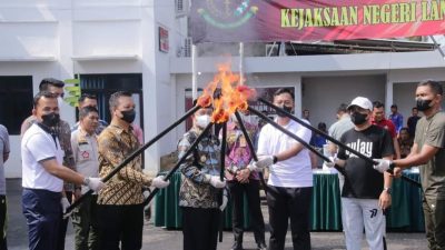 Bersama Forpimda, Bupati Budi Utomo Hadiri Pemusnahan Barang Bukti  di Kejaksaan Negeri Lampung Utara