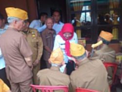 Masih Peringati Hari Pahlawan, Wali Kota Kunjungi dan Berikan Bingkisan Kepada Puluhan Veteran 